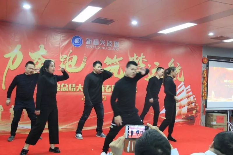 由李斌,屈娟等带来的舞蹈《快乐崇拜》